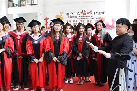 广西外国语学院举行2022届毕业生毕业典礼暨学士学位授予仪式_学院新闻_艺术学院