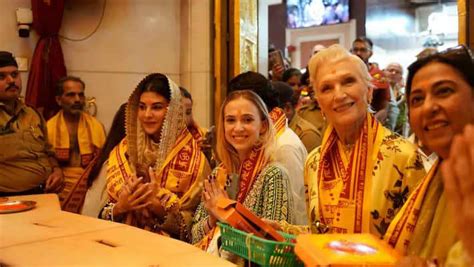एलन मस्क की मां संग सिद्धि विनायक पहुंचीं जैकलीन फर्नांडीज, तस्वीरें ...