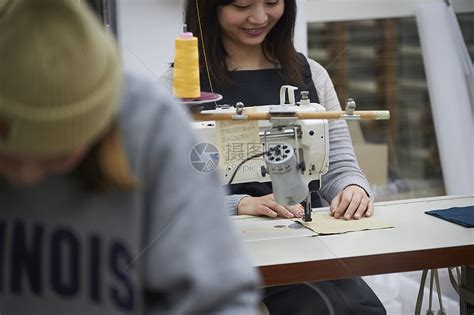 在制作手提包的女缝纫工高清图片下载-正版图片502068178-摄图网