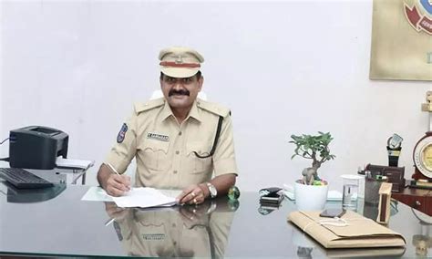 లిఫ్ట్‌ రాకముందే తెరచుకున్న డోర్‌.. మూడో అంతస్తు పైనుంచి పడి పోలీస్ ...