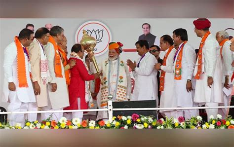 PM Modi addresses a fervent crowd at a public meeting in Tonk-Sawai ...