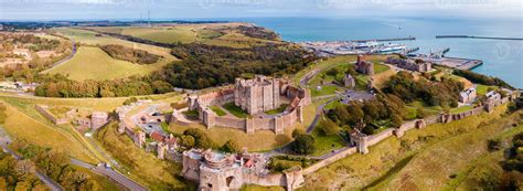 aéreo ver de el Dover castillo. el más icónico de todas Inglés ...