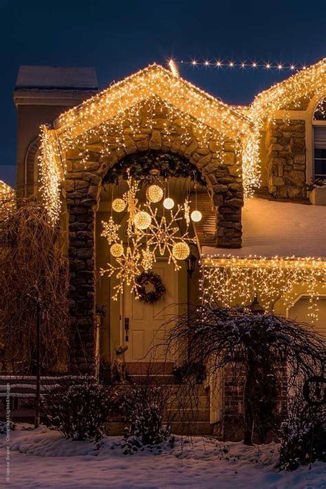 10 Photos Decorating with Snowflake Lights: Tips and Tricks for a Magical Winter Display