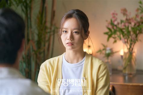 Lee Jun Young And Hyeri Have A Troublesome First Meeting in "May I Help You?" | Soompi