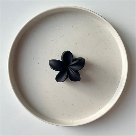 Fleur Matte Claw Clip – Medium – NG Everyday
