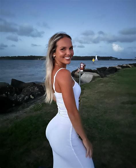 Hannah Pearson ‘Chases The Gains’ With Spandex Bubble Butt – GoodBadBreaking