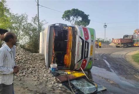 घुमारवीं के भगेड़ में बारातियों से भरी बस पलटी, 13 लोग घायल - the ...
