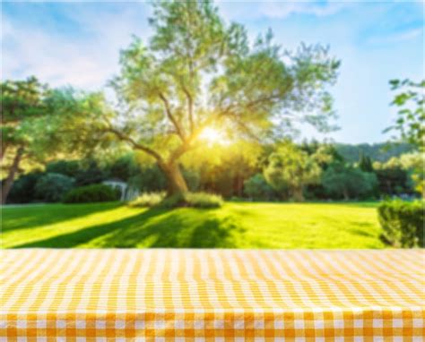 Empty table for your photomontage or product display. | Premium Photo