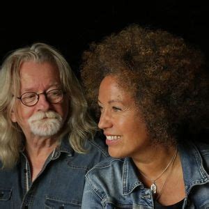 Declan Sinnott & Evelyn Kallansee in concert , George Street ...