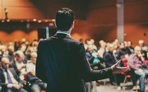 People Standing Viewing 的图像结果