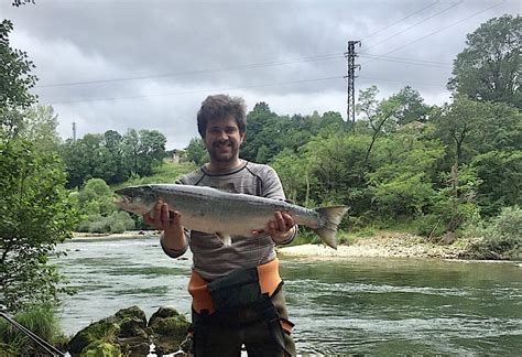 Armando Mori saca su primer salmón de la temporada en el coto Sierra ...