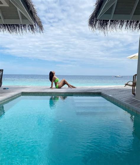 Sophie Choudry Flaunts Her Incredible Figure In A Blue Bikini On The ...