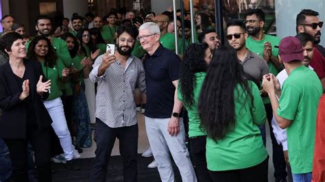 Apple Fans : ఢిల్లీ స్టోర్‌లో ఆపిల్ సీఈఓ సందడి.. టిమ్ కుక్ కాళ్లు ...