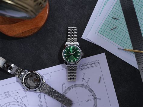 What’s the difference between Hand-winding and Automatic watches?