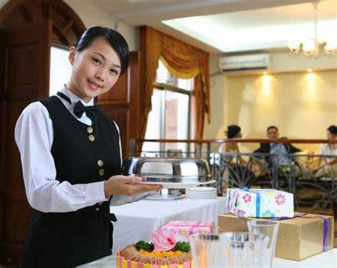 女职工在有服务员的餐厅高清图片下载-正版图片321240511-摄图网