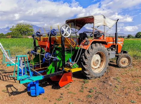 चांदवड - राष्ट्रीय प्रकल्प सादरीकरण स्पर्धेत स्मार्ट शुगर केन प्लांटरला ...