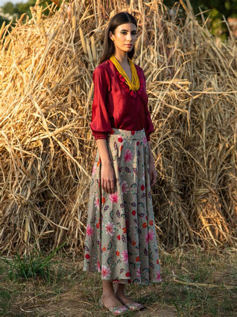 Buy - Swati Vijaivargie kamal zaal beige skirt with top set | Elan Store