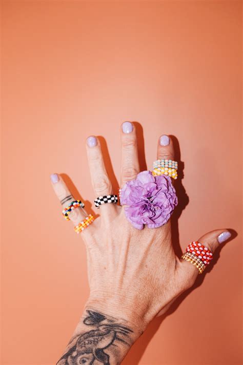 It-Pieces für deine Finger: Perlenringe aus Rocailles fädeln