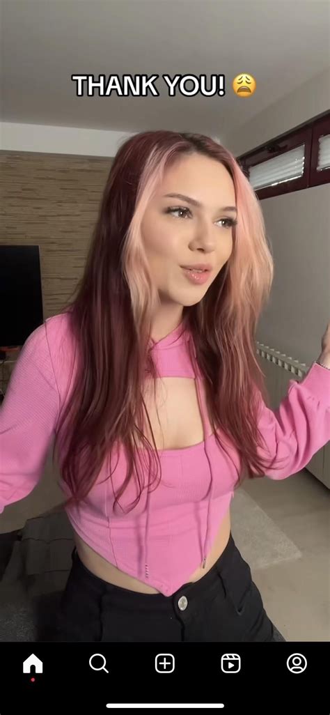 Foxy Laura😍 : r/reactgirlsofYT