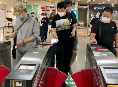 最新！北京地铁刷卡出现异常，一些乘客被拦在闸机外，“核酸天数”变了，啥情况？_凤凰网