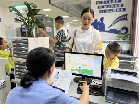 公安部：配合警察依法查验身份证是公民的法定义务|界面新闻 · 中国
