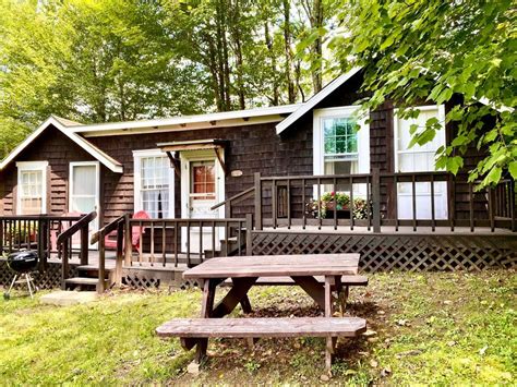 Twin - Information On Foliage - The White Birch Lodge