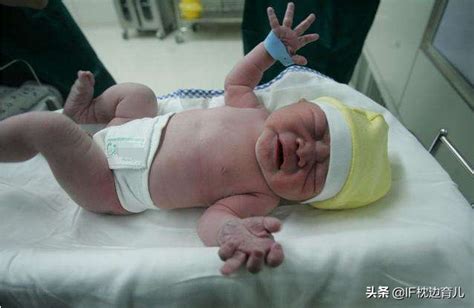 婴儿出生几天睁眼（为啥新生儿出生后有的睁着眼）-幼儿百科-魔术铺