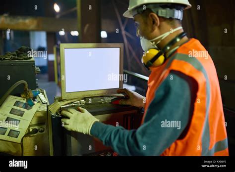 CNC Machine Operating 的图像结果