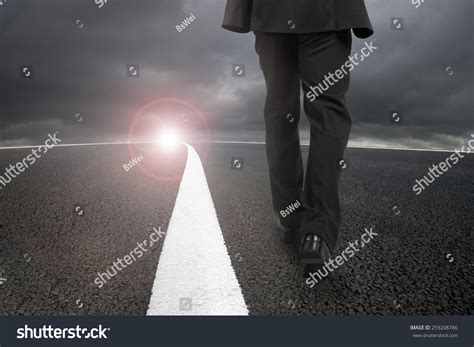 Business People Walking a Straight Line 的图像结果