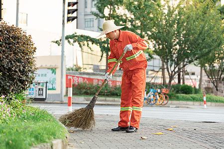 打扫马路街道的环卫工人高清图片下载-正版图片501665727-摄图网