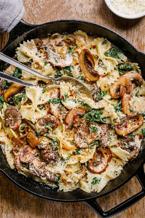 One-Pot Garlic Parmesan Pasta Recipe with Spinach and Mushrooms ...