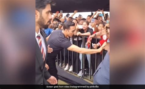 अक्षय कुमार से मिलने के लिए फैन ने तोड़ डाली बैरीकेडिंग, Video में ...