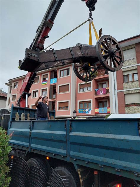 El Cañón del Sella ubicado en su pedestal para lanzar la salva de ...