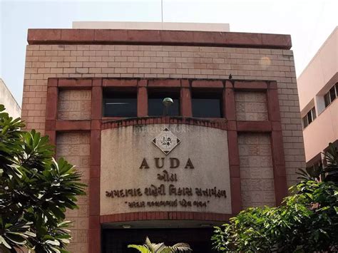 There will be a flyover-underpass at each circle of the SP ring road ...