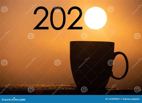 日出背景中带2020年新年文字的侧面影像咖啡杯 库存图片. 图片 包括有 日历, 前夕, 活动, 抽象 - 167059501