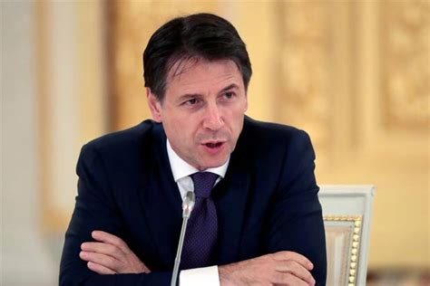 Italy makes wearing of masks mandatory in outdoor spaces