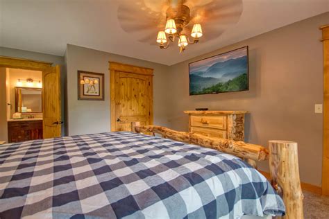 Pigeon Forge Cabin Rental - Black Bear Cinema #4819 - 5 bedroom