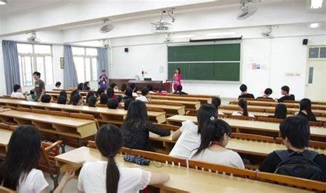 计算机教室 - 学生天地 - 黄冈科新技工学校