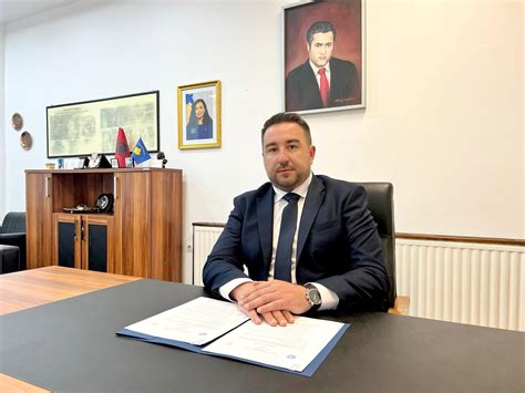 Rektori i ri i Universitetit të Prizrenit mbi 186 mijë euro kursime