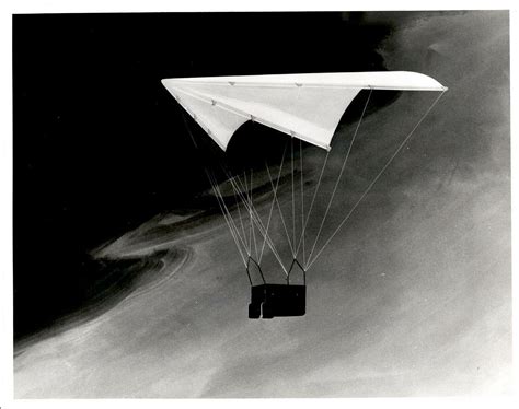 Ala Rogallo para lanzamiento de material con precisión - Sandglass Patrol
