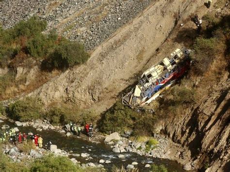 秘魯重大車禍 巴士墜谷至少20死30傷 | 中央社 | NOWnews今日新聞