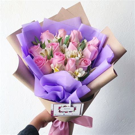 Ramo de rosas color rosa | Arreglos con tulipanes, Ramos de flores ...