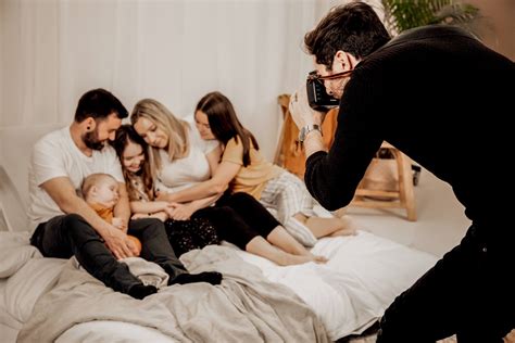 People Behind Photo 的图像结果