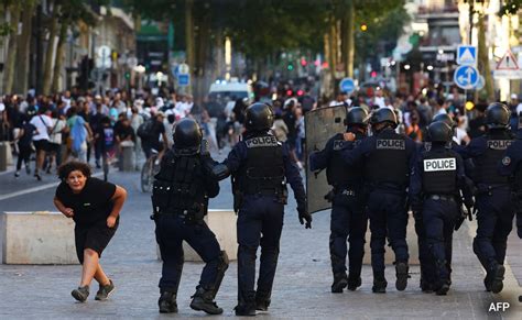 फ्रांस में नहीं थम रही हिंसा : 1300 से ज्यादा लोग गिरफ्तार, राष्‍ट्रपति ...