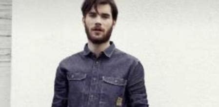 Ropa vieja, madera y botellas para fabricar vaqueros