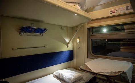 ट्रेन में मिलने वाली चादर-कंबल महीने में कितनी बार धुलते हैं? रेलवे का ...