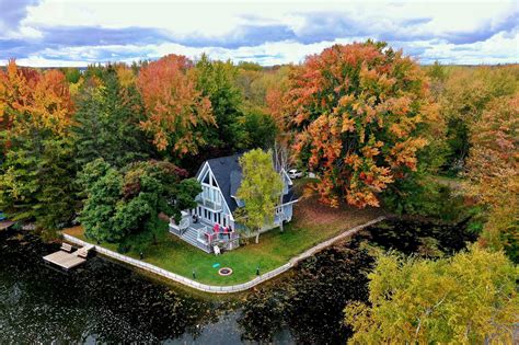 They don't seem too upset about the delay... Melissa Johnson ...