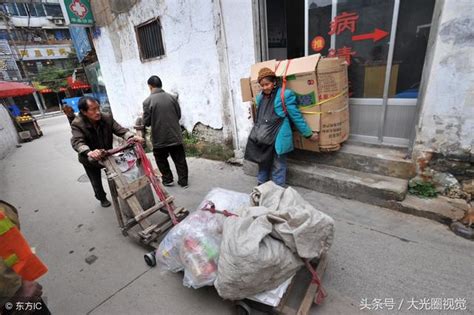 贵阳百岁老人背着75斤重的废纸壳走了几条街，靠收废旧纸壳挣钱