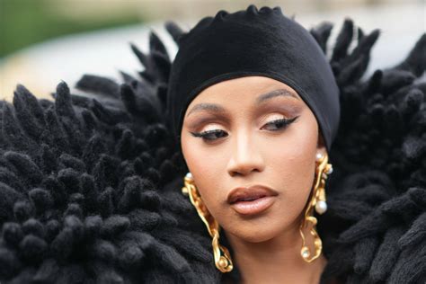 Cardi B bewirft Konzertbesucherin mit ihrem Mikrofon (Video)— Rolling Stone