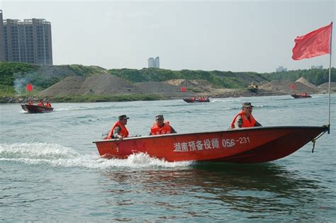 驻常某预备役团组织官兵在沅江水域进行水上搜救训练 -尚一网-